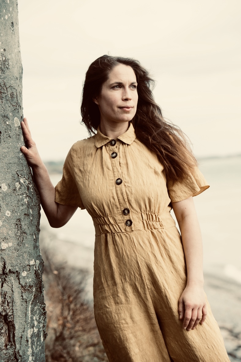 Anna Falch ved et træ i landskabet