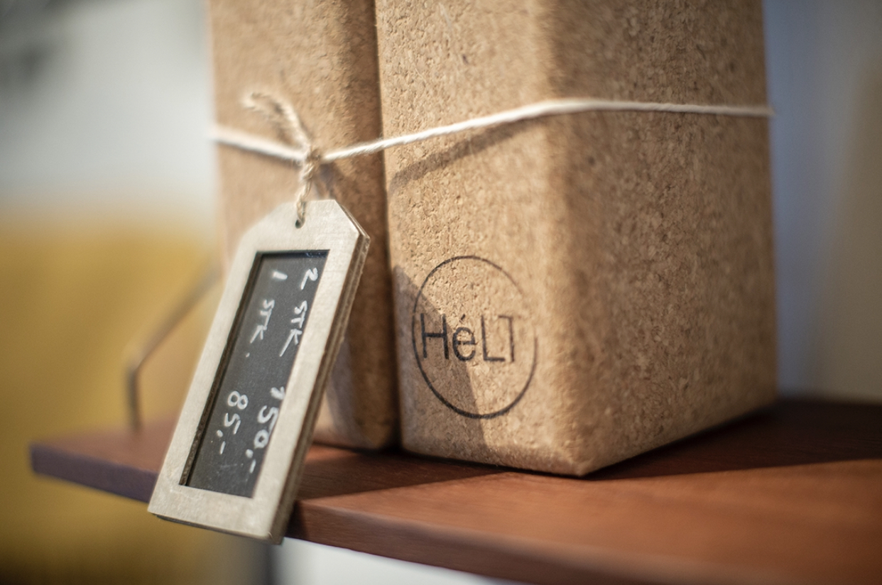 Corkblock med stemplet logo og håndskrevet prismærke på en hylde